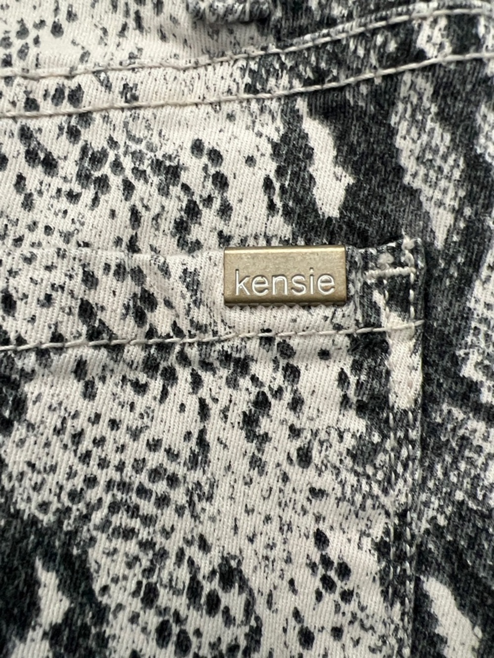 Kensie Jeans Women’s Black and Cream Snakeskin-Print Stretch Jeans - Size 10/30 - Picture 3 of 10